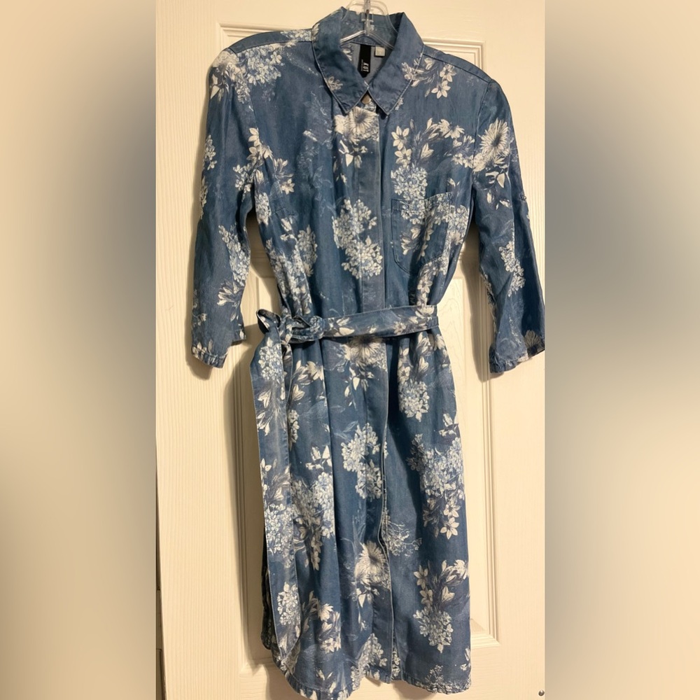Kut from the Kloth Blue Floral Belted button-down Denim Dress. Like new, size S.